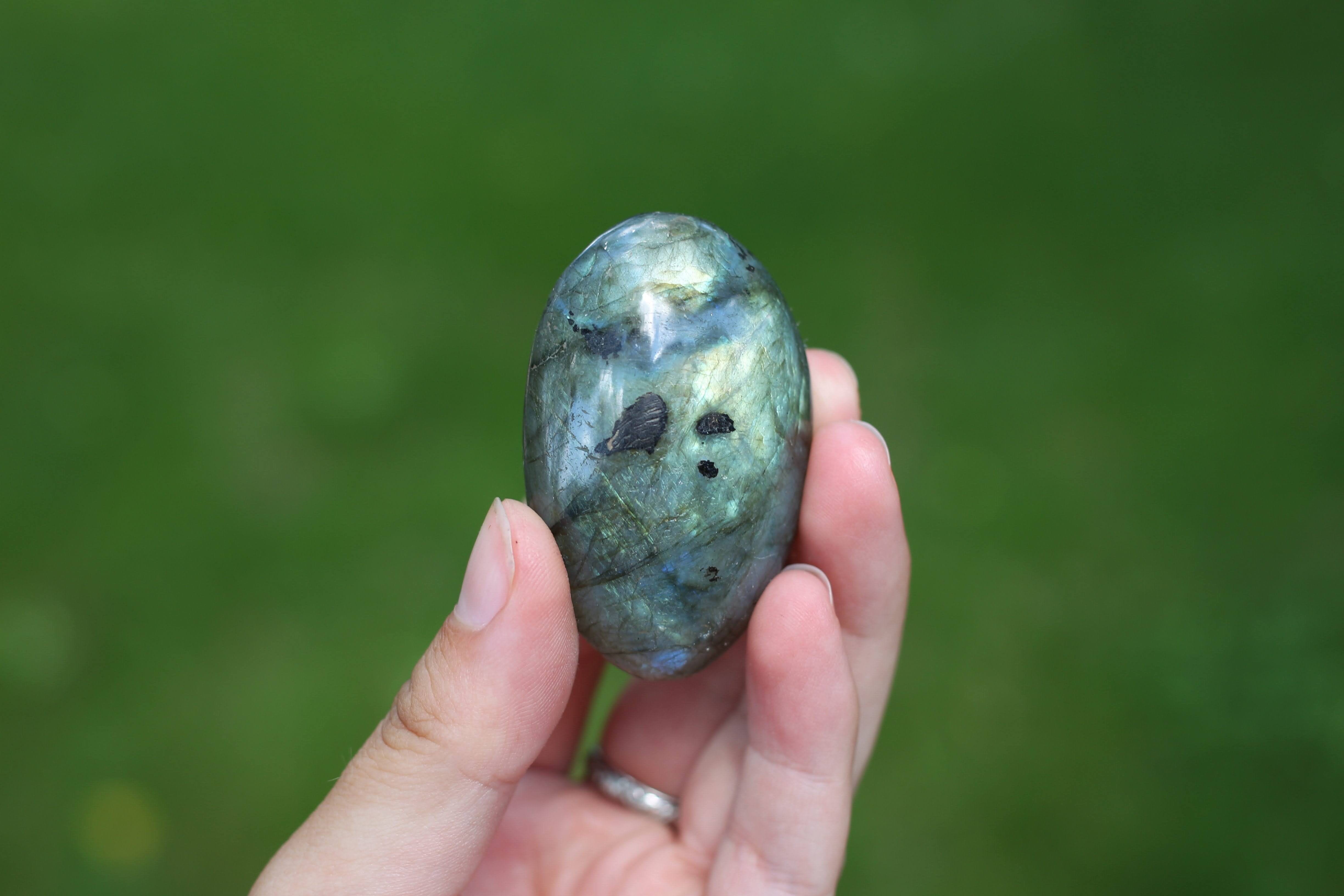 LABRADORITE: GUIA FINAL DE PROPRIEDADES DE CURA E SIGNIFICADO