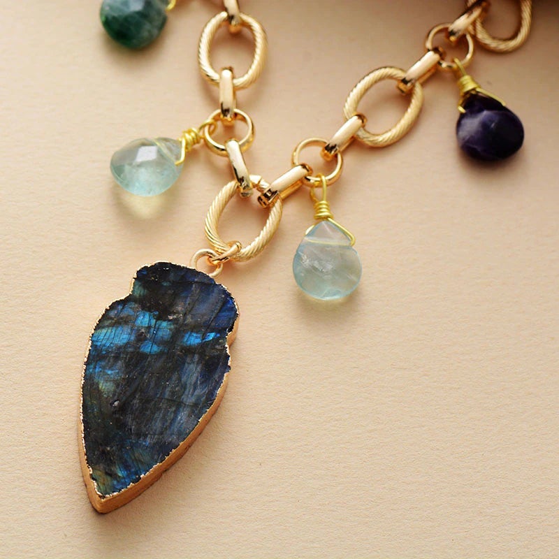 Colar Dourado Lança De Renascimento De Labradorite E Quartzo