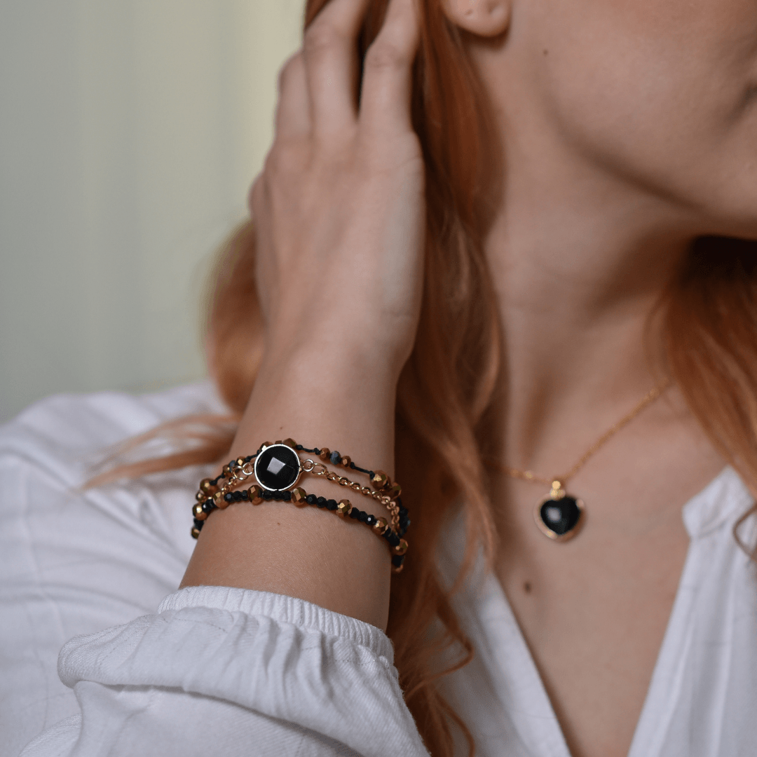 Pulseira Aura Positiva Com Contas Douradas De Ónix Negro