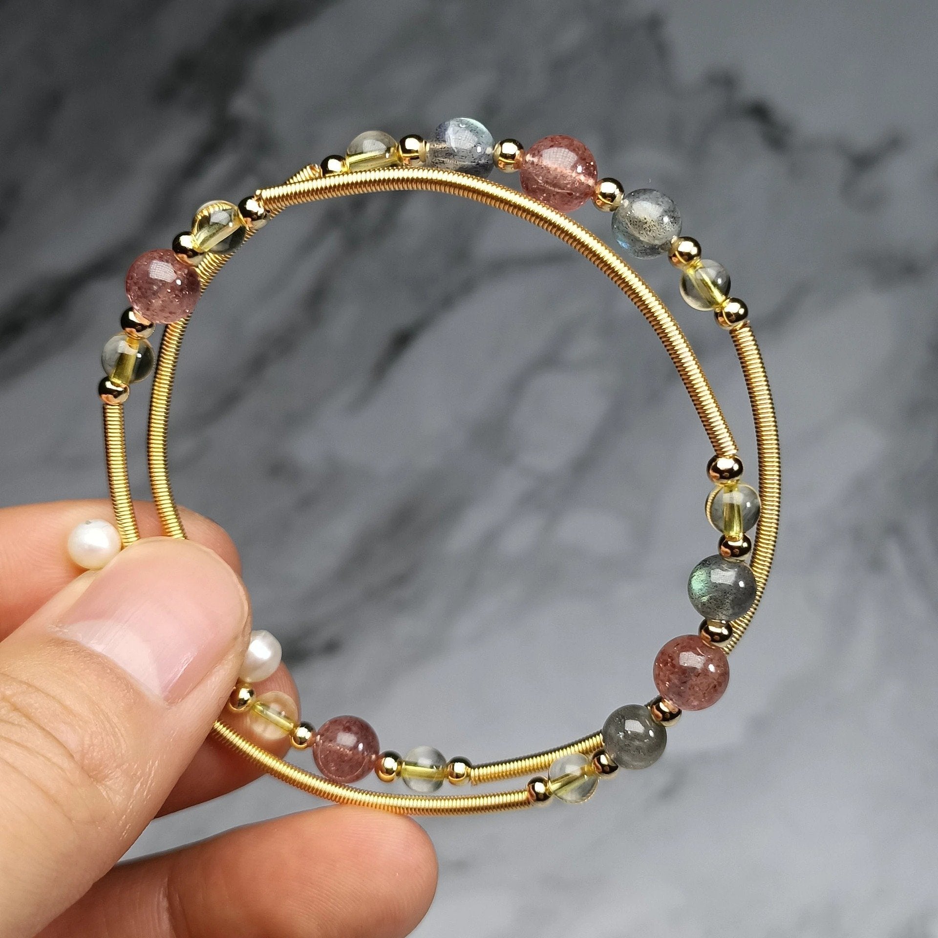 Pulseira Círculo De Generosidade De Quartzo De Morango E Labradorite Dourado