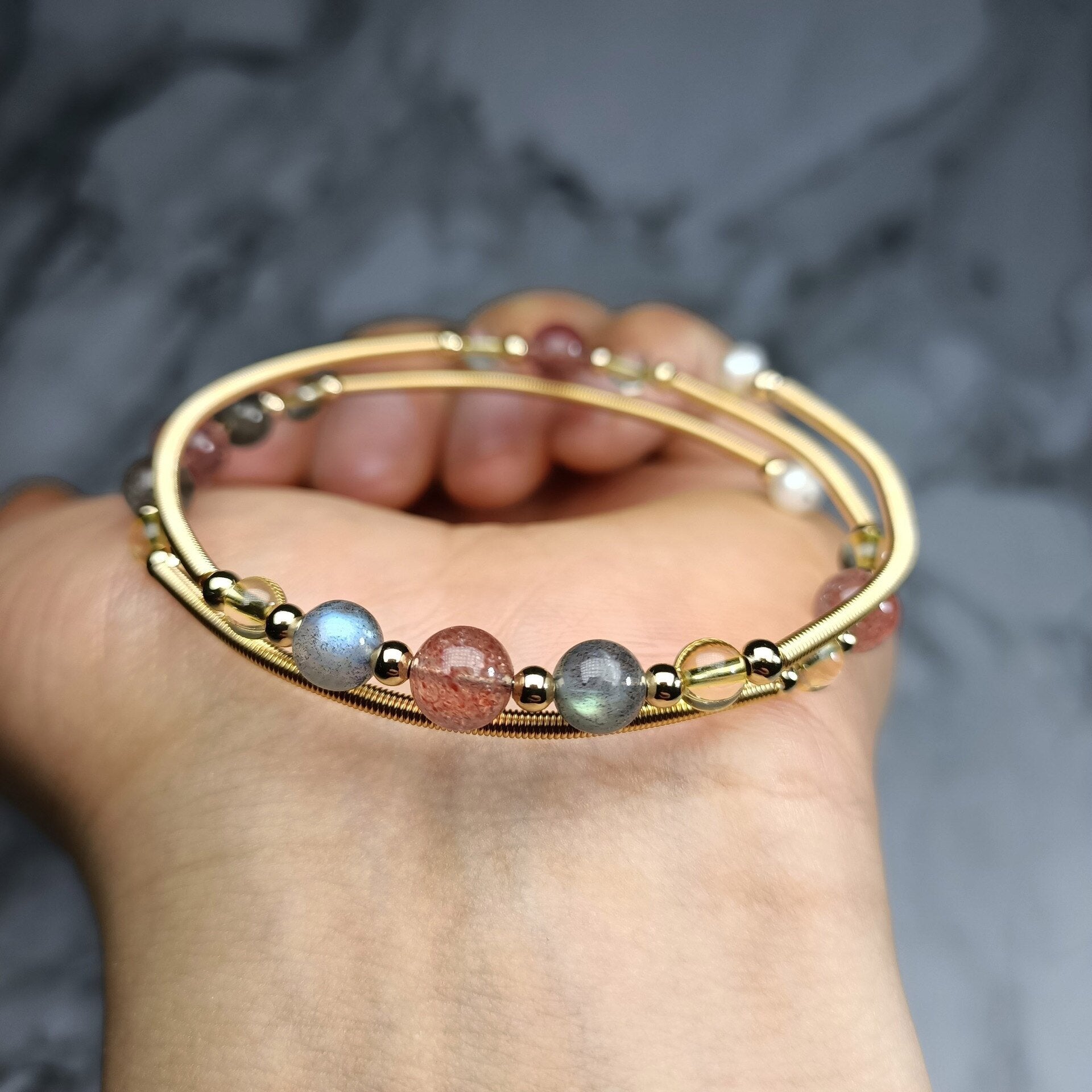 Pulseira Círculo De Generosidade De Quartzo De Morango E Labradorite Dourado